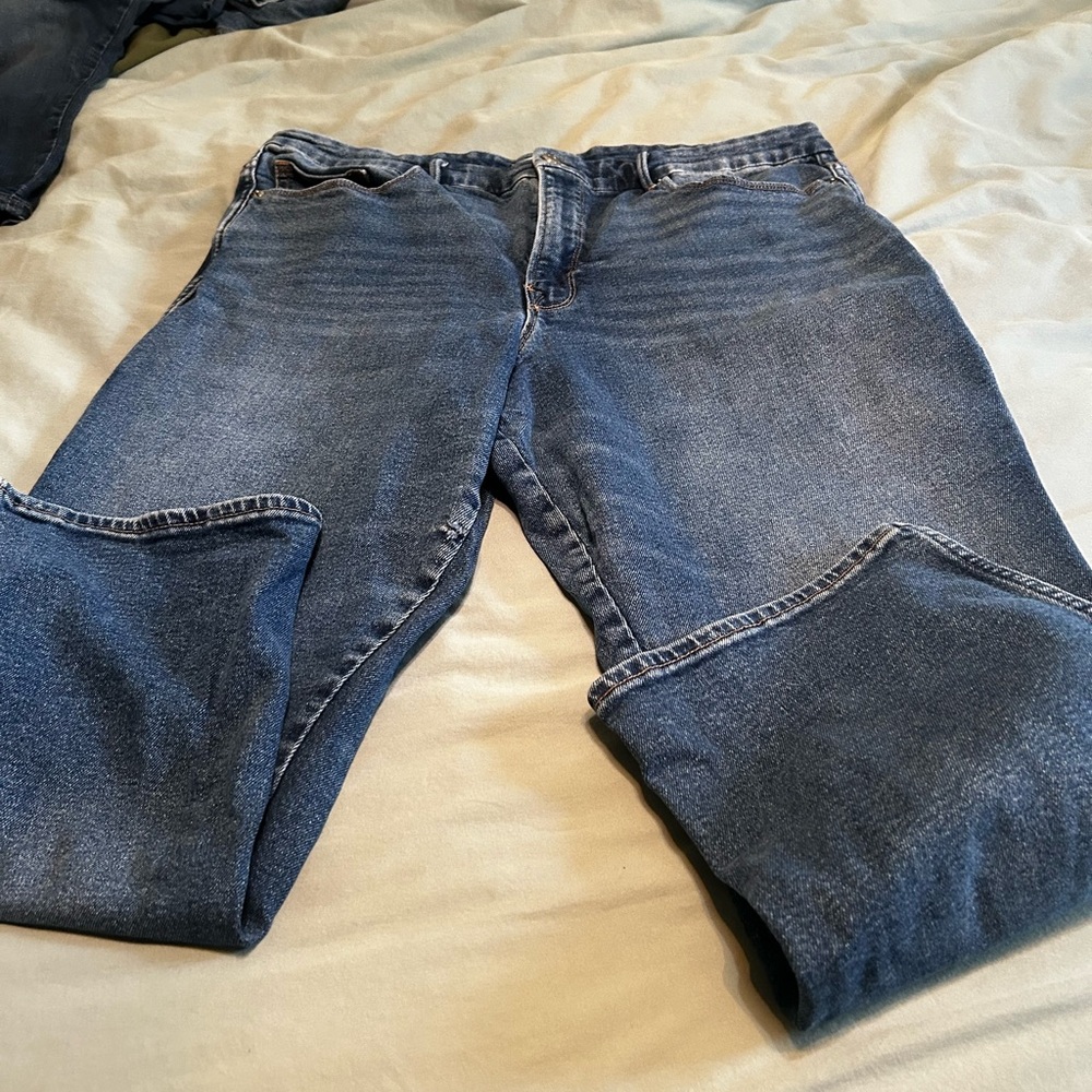 "Good Curve" straight fit jeans.